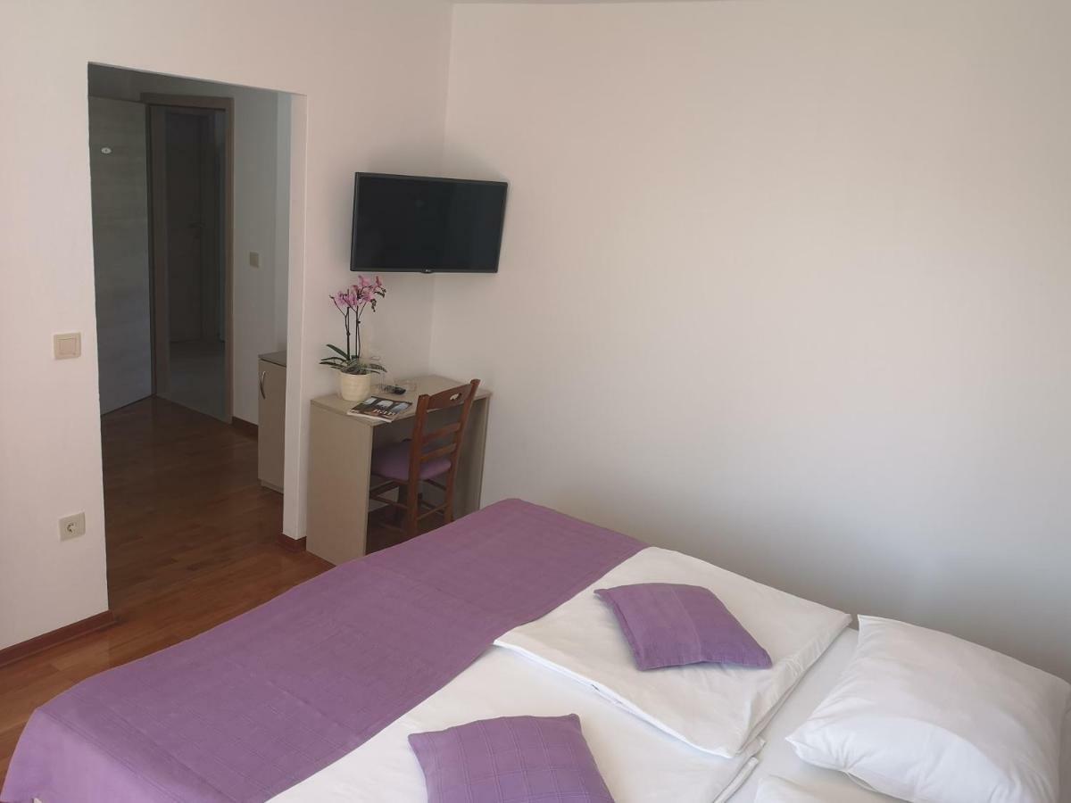 Rooms Vukusic Rab Town Buitenkant foto
